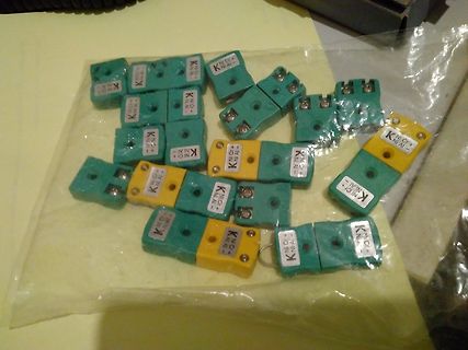 Mehrere kleine grüne und gelbe Elektronikmodule