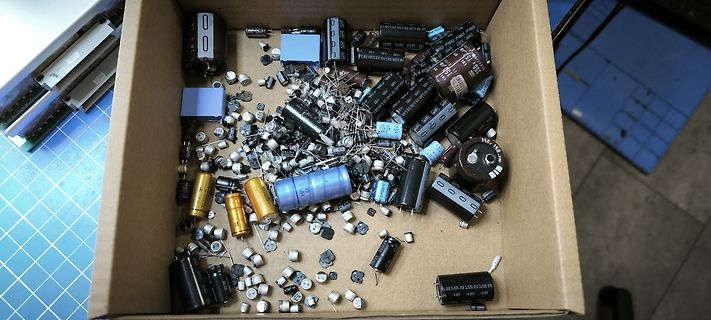 Diverse Elektrolytkondensatoren in einer Schachtel