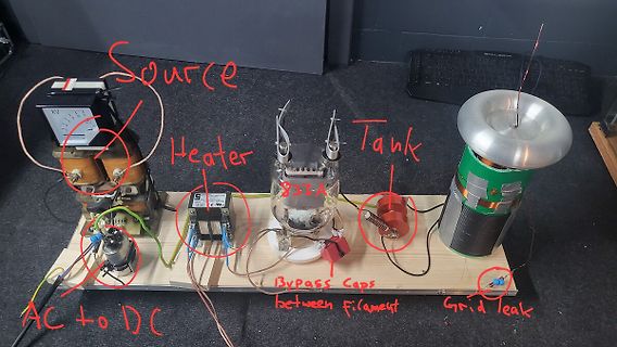 Elektronischer Aufbau auf Holzbrett mit Beschriftungen