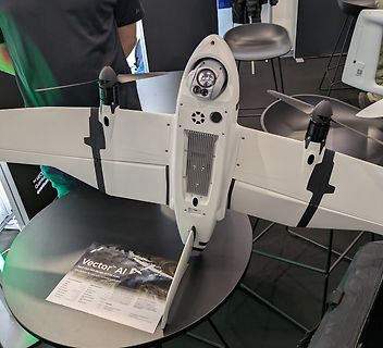 VTOL Drohne Vector AI auf Tisch