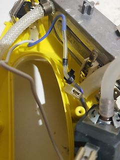 Innenansicht eines gelben Elektrogeräts mit Verkabelung