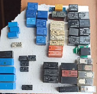 Verschiedene elektronische Relais auf weißem Untergrund