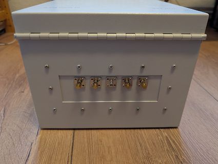 Weißes Gehäuse mit RF-Anschlüssen