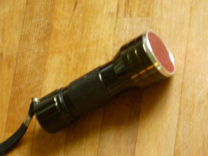 Taschenlampe auf Holzuntergrund