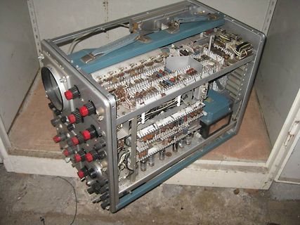 Innenansicht eines alten elektronischen Geräts mit vielen Bauteilen