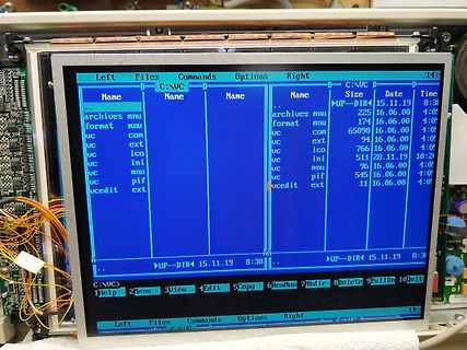 Abfotografierter Bildschirm eines Dateimanagers auf einem Display