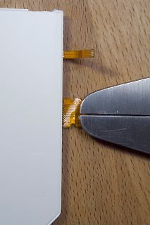 Flachbandkabel wird mit Seitenschneider gekürzt