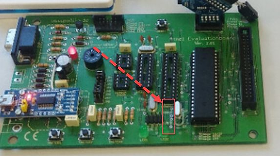 Atmel Evaluationboard Leiterplatte mit Mikrocontroller und Bauteilen