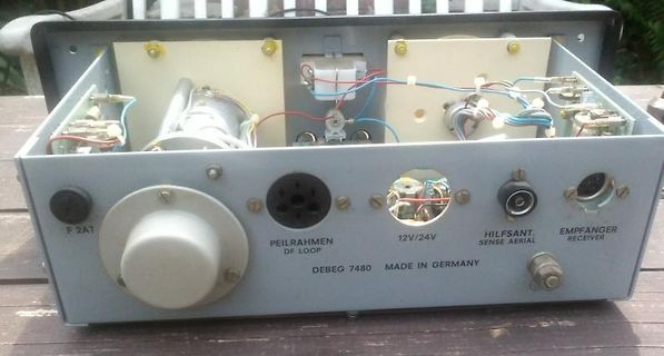 Offenes elektronisches Gerät mit Beschriftung