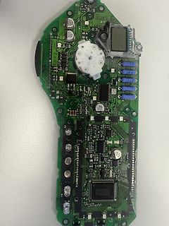 Leiterplatte eines elektronischen Geräts mit Display und Drehregler