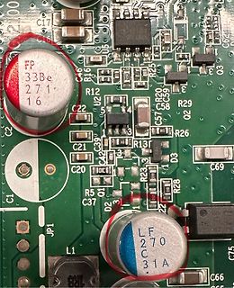 Nahaufnahme einer bestückten Leiterplatte mit Elektrolytkondensatoren