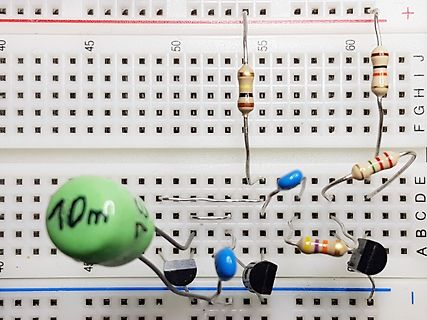 Aufbau auf einem Breadboard mit Bauteilen