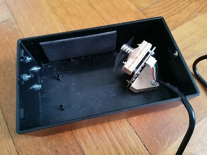 Elektronikbauteil in schwarzem Gehäuse