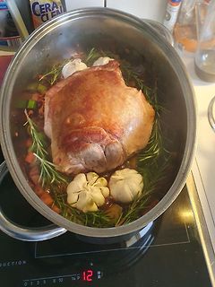 Fleisch in einem Topf mit Knoblauch und Rosmarin