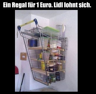 Meme mit schrägem Metallregal