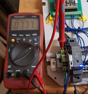 Multimeter Messung an elektronischem Aufbau
