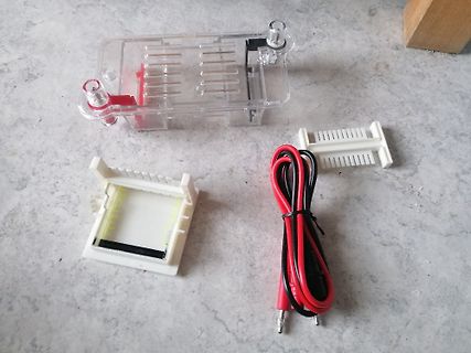 Gehäuse, Steckverbinder und Kabel eines LCD-Moduls
