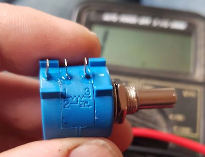 Blauer Kippschalter und Multimeter