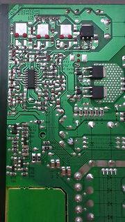 Nahaufnahme einer grünen Leiterplatte mit elektronischen Bauteilen