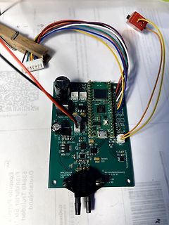 Leiterplatte mit Mikrocontroller und Verkabelung
