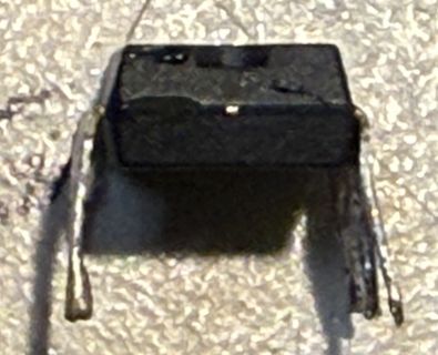 Elektronisches Bauteil auf Untergrund