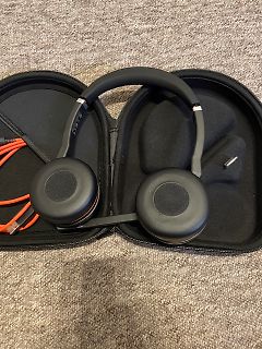 Schwarze Over-Ear-Kopfhörer in einem Etui