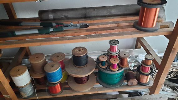 Spulen und Werkzeuge auf einem Holzregal