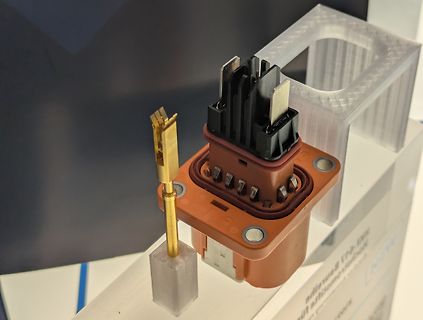 Elektronisches Bauteil mit Kühlkörper und Steckverbinder
