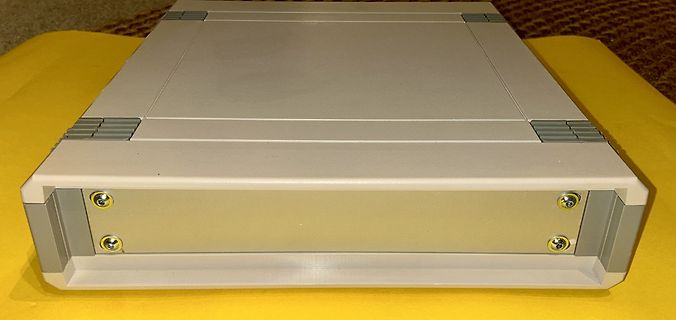 Graues Kunststoffgehäuse mit Schrauben