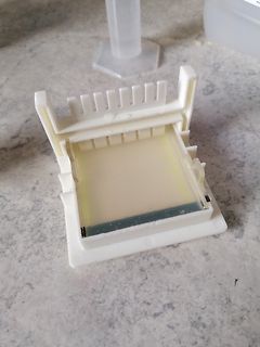 Weißer Kunststoffrahmen mit gelblicher Fläche