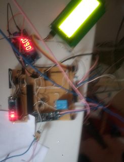 Elektronik-Aufbau mit Display und Lochrasterplatine