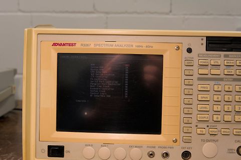 Advantest R3267 Spektrumanalysator mit System-Bootvorgang