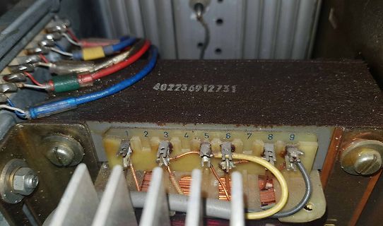 Innenansicht eines Netzteils mit Anschlussklemmen und Wicklungen