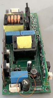 Leiterplatte eines Netzteils mit markiertem Elektrolytkondensator