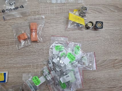 Elektronikbauteile und Steckverbinder in Plastikbeuteln