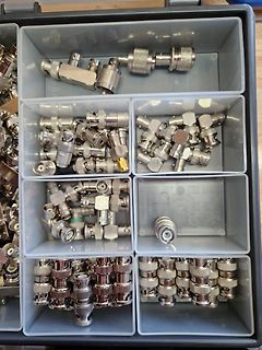 Metallische BNC-Stecker in einer Sortierbox