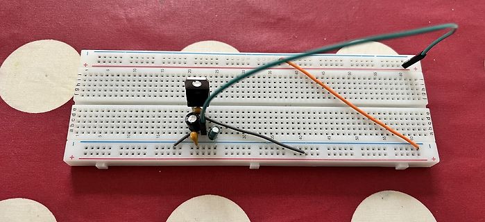 Aufbau auf einem Breadboard mit Bauteilen