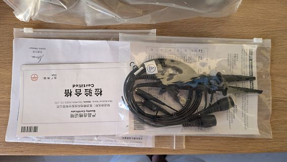 Kabel und Zertifikat in Plastikverpackung