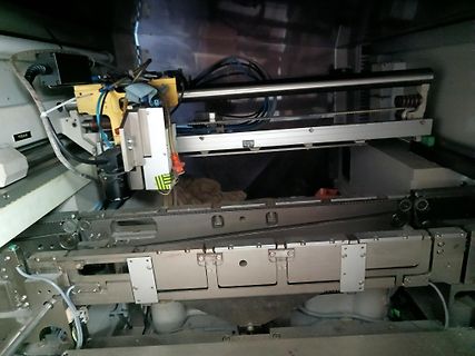 Innenansicht einer CNC-Maschine oder eines automatisierten Fertigungssystems