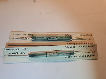 Zwei Glasröhrchen auf Papierstreifen