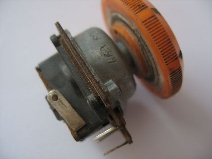 Elektronisches Bauteil mit orangefarbenem Drehregler