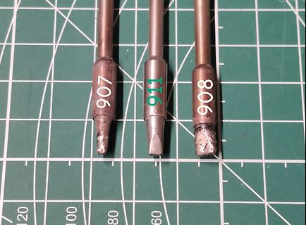 Drei Bits zum Löten auf Schneidematte