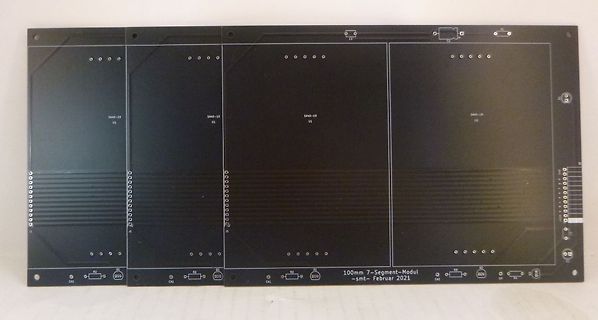 Drei schwarze Leiterplatten mit Bestückungsdruck