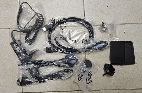 Diverse Kabel und Zubehör in Plastikverpackungen
