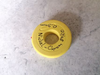 Gelber Ring mit Beschriftung
