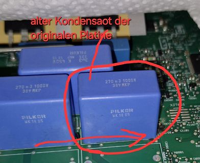 Blaue MKP-Kondensatoren auf einer Leiterplatte