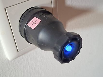 Netzteilstecker mit blau leuchtender LED