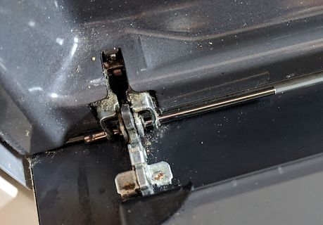 Nahaufnahme eines Metallscharniers an einem Gehäuse