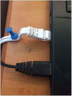 USB-Kabel und weißer Stecker an einem Gerät