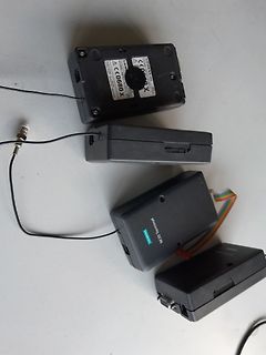 Vier schwarze Elektronikgehäuse auf weißem Untergrund